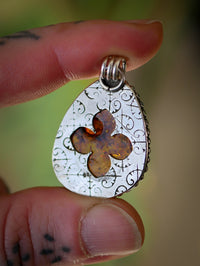 Templum - Pendentif en ambre de la Baltique et argent, fenêtre gothique au dos