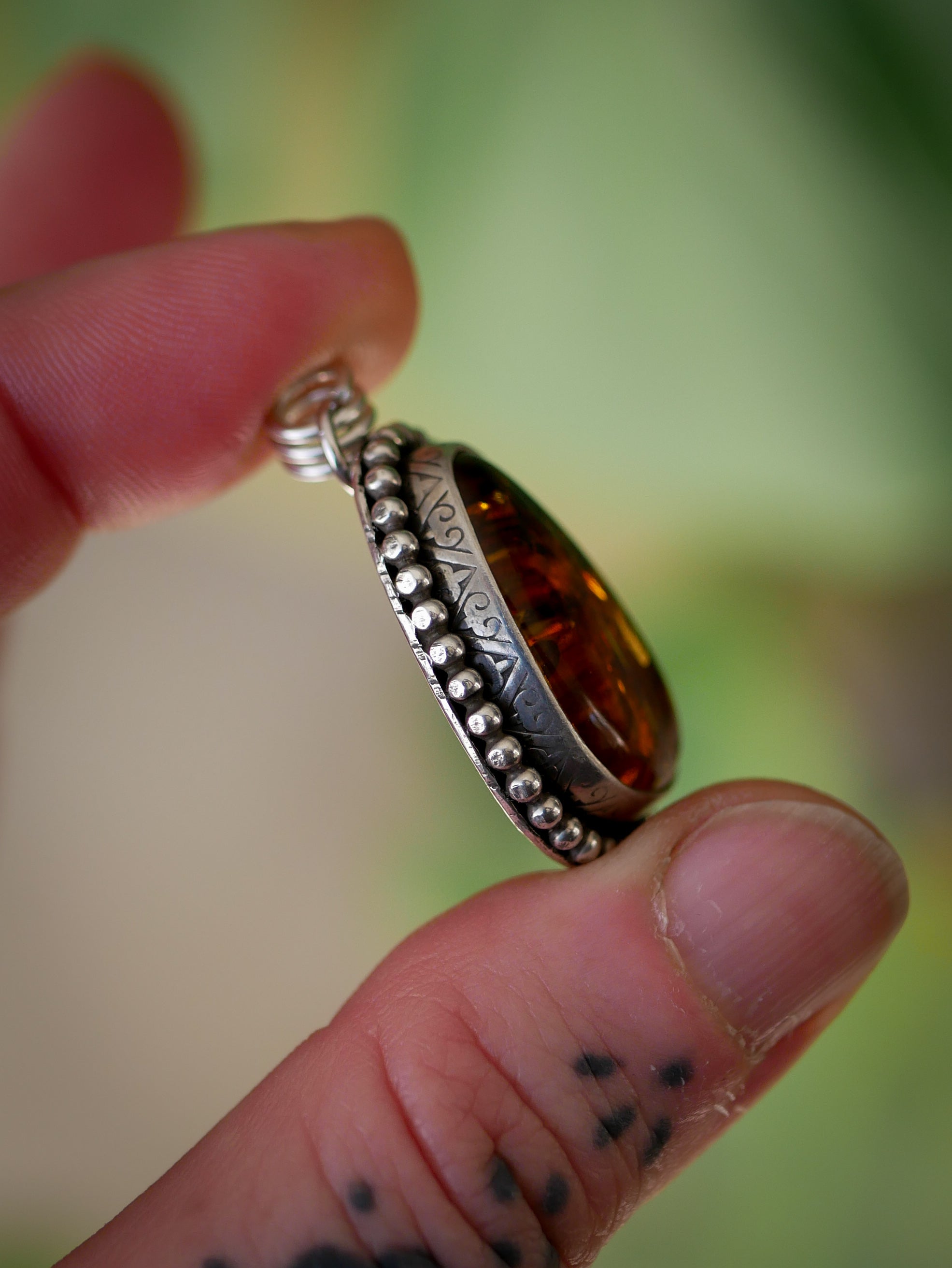 Templum - Pendentif en ambre de la Baltique et argent, fenêtre gothique au dos