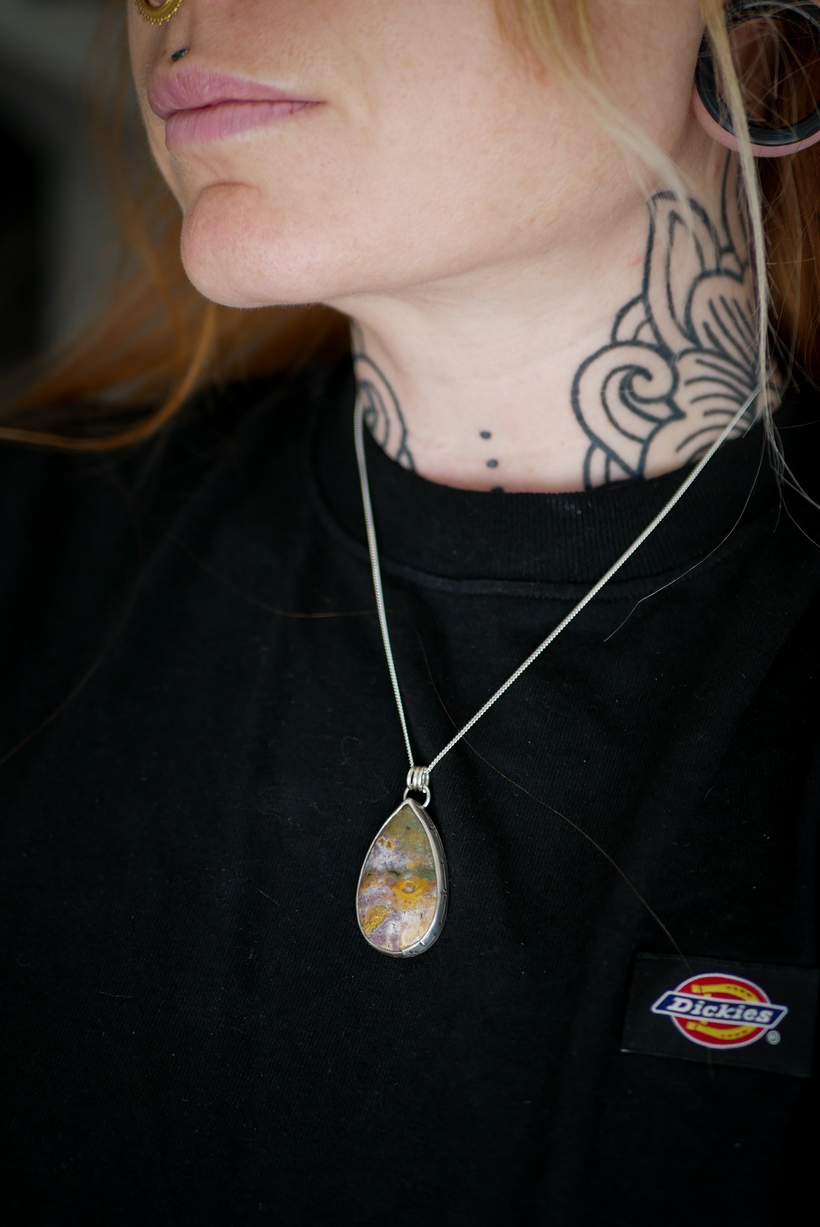Le Pentagramme - Collier en jaspe océan et argent, pentagramme en laiton au dos