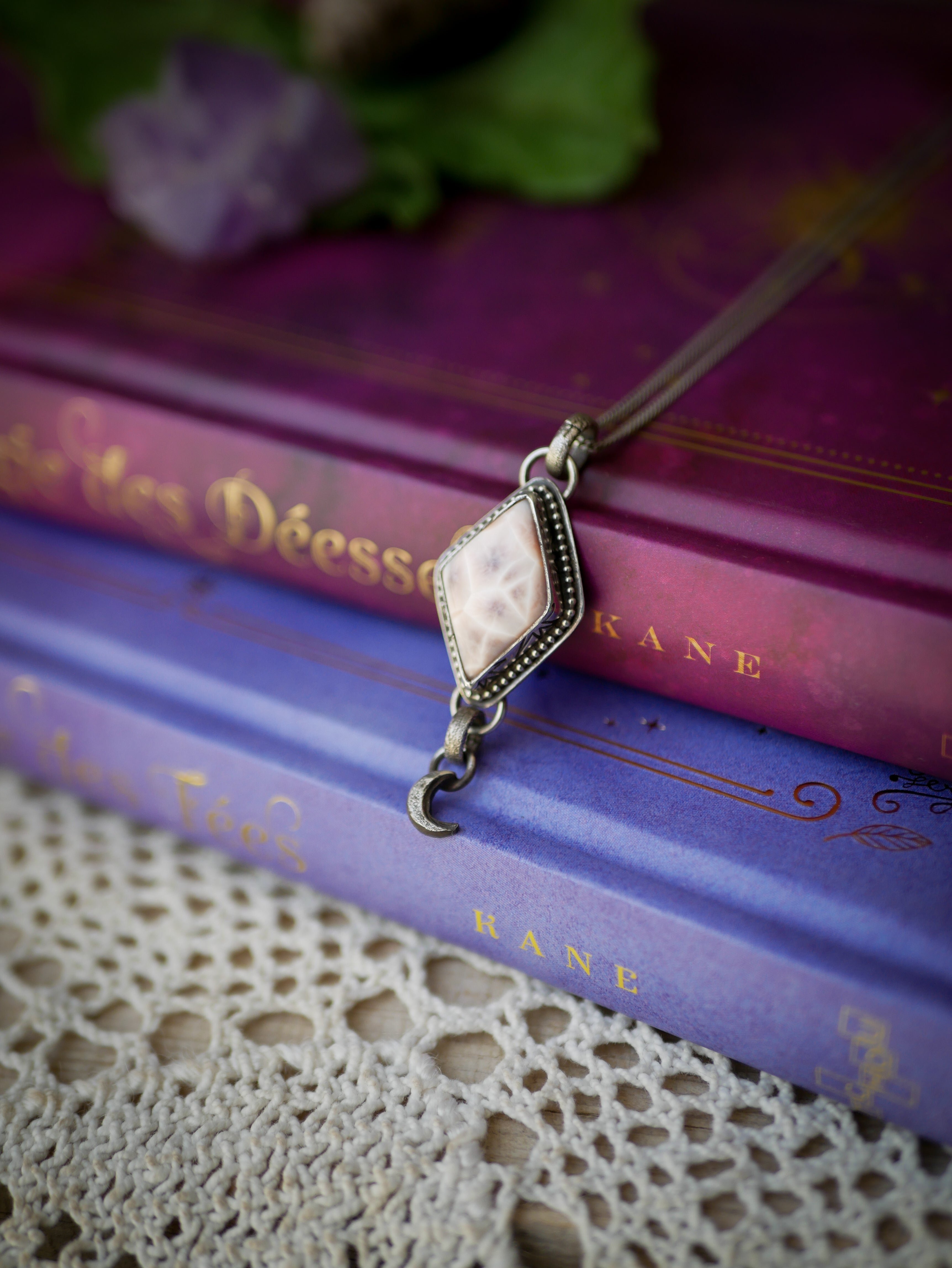 Le Voyage Astral - Pendentif en natrolite d'Indonésie et argent, lune forgée