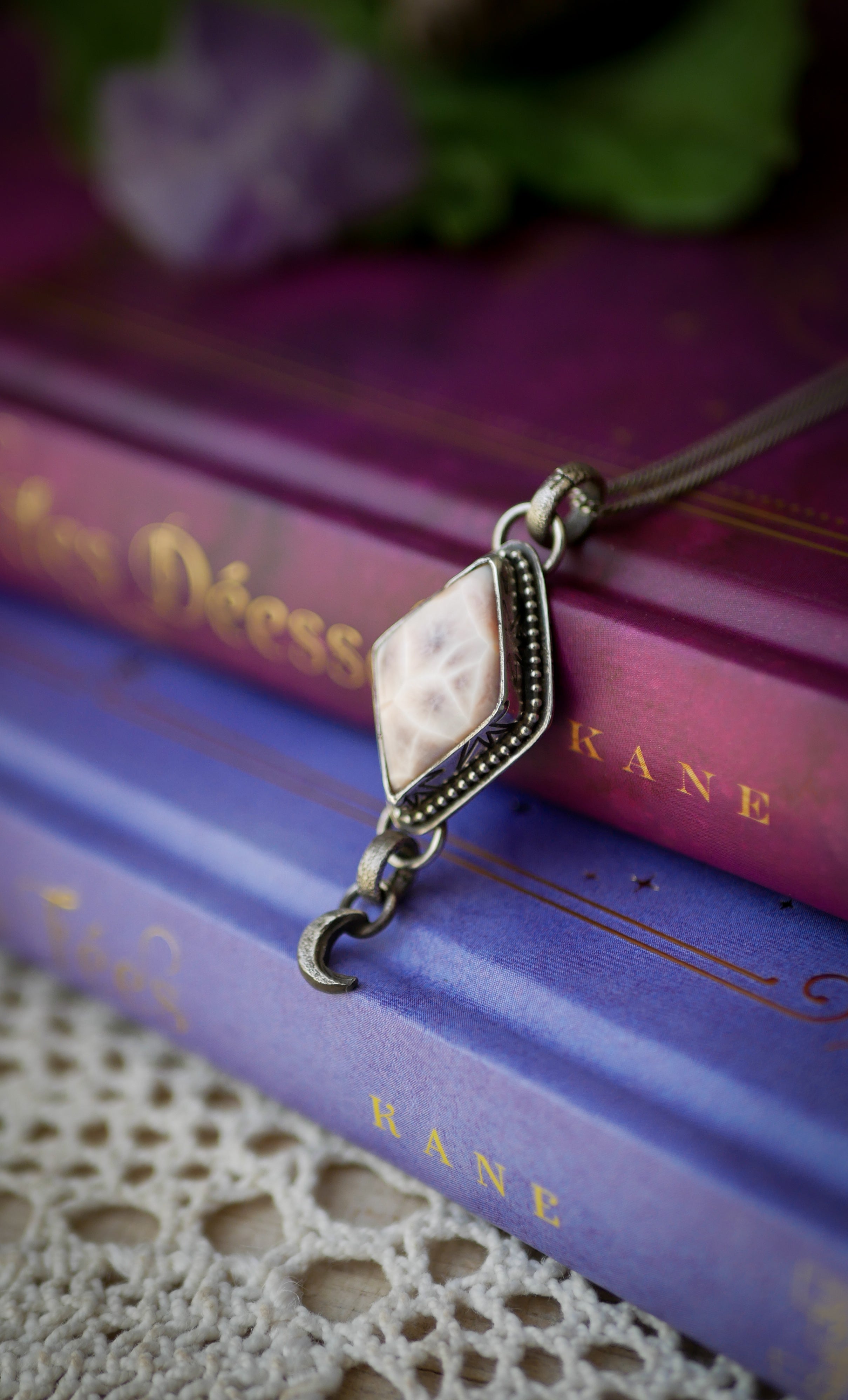 Le Voyage Astral - Pendentif en natrolite d'Indonésie et argent, lune forgée