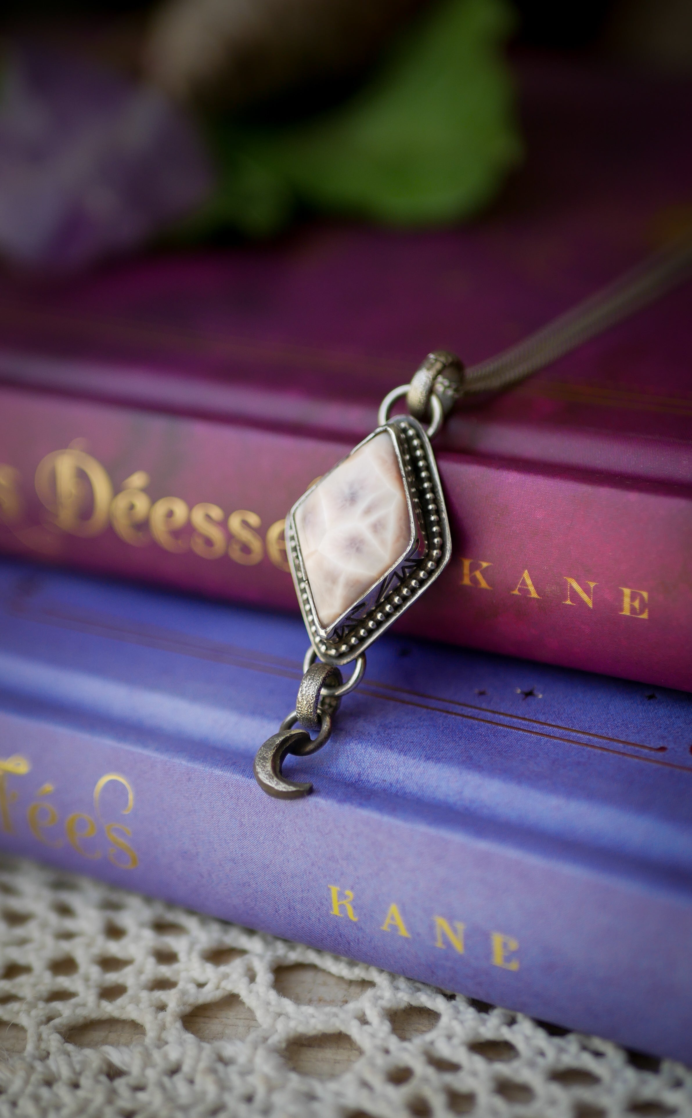 Le Voyage Astral - Pendentif en natrolite d'Indonésie et argent, lune forgée