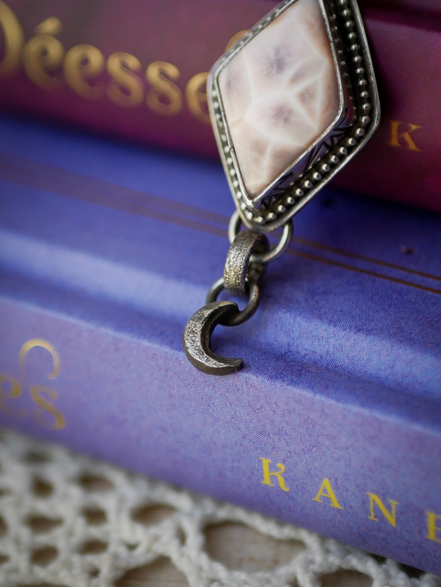 Le Voyage Astral - Pendentif en natrolite d'Indonésie et argent, lune forgée