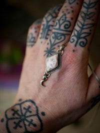 Le Voyage Astral - Pendentif en natrolite d'Indonésie et argent, lune forgée