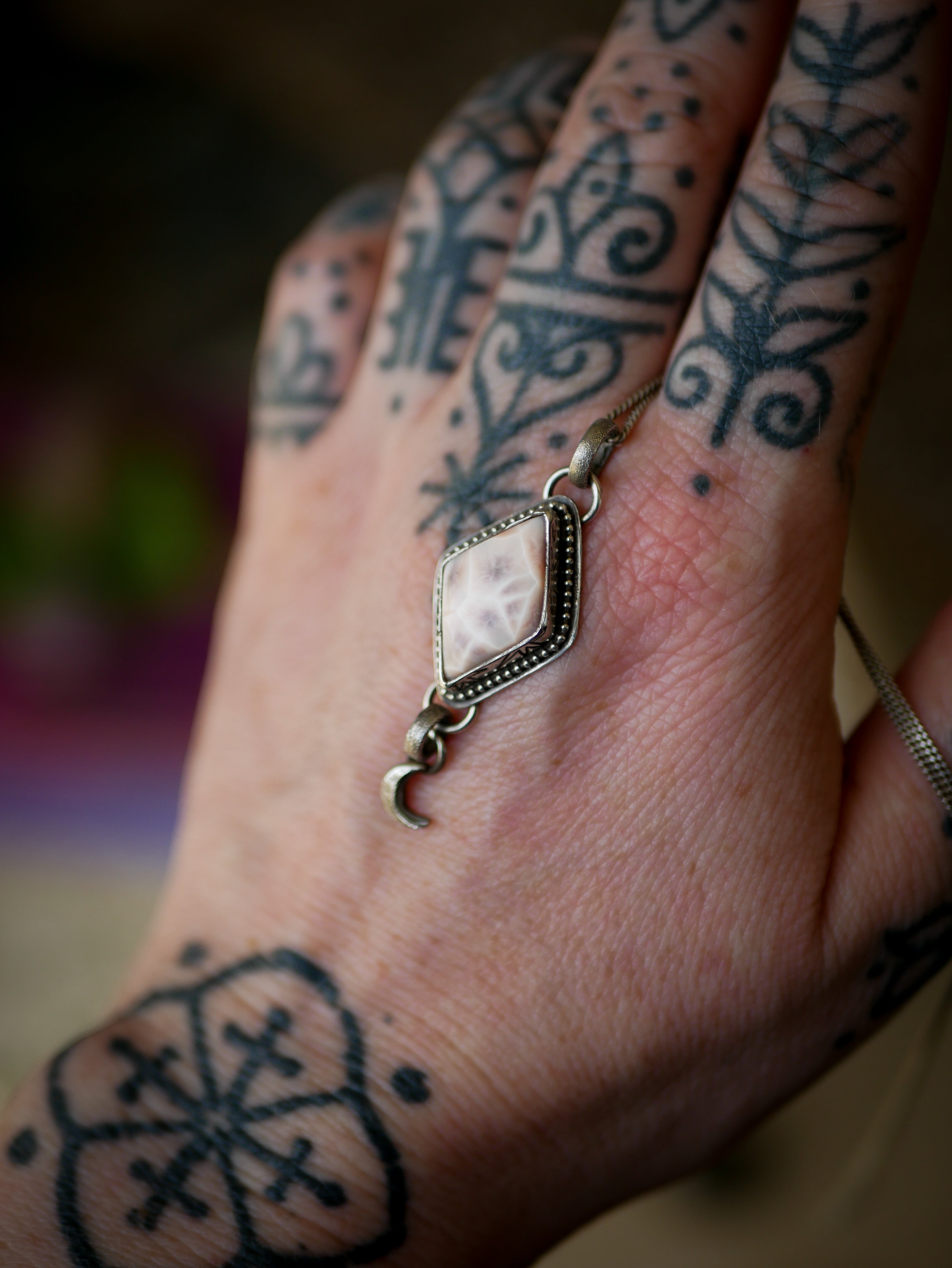 Le Voyage Astral - Pendentif en natrolite d'Indonésie et argent, lune forgée