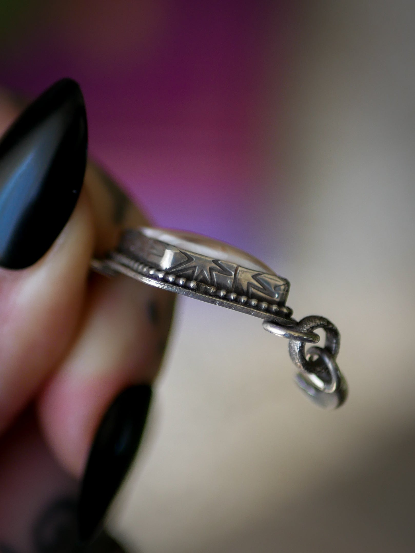 Le Voyage Astral - Pendentif en natrolite d'Indonésie et argent, lune forgée