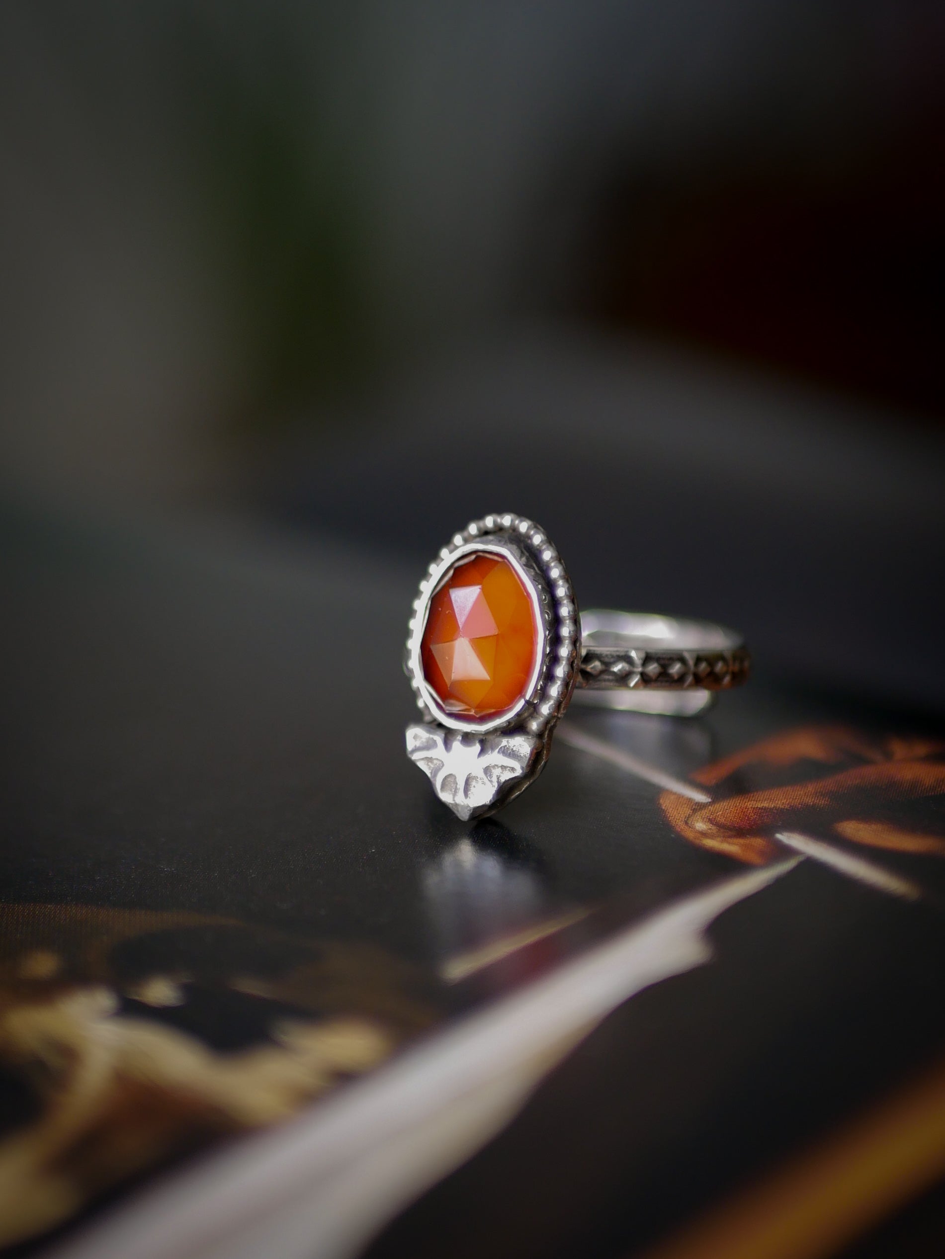 Transylvania - Bague en grenat Hessonite gemme facetté et argent, chauve-souris forgée