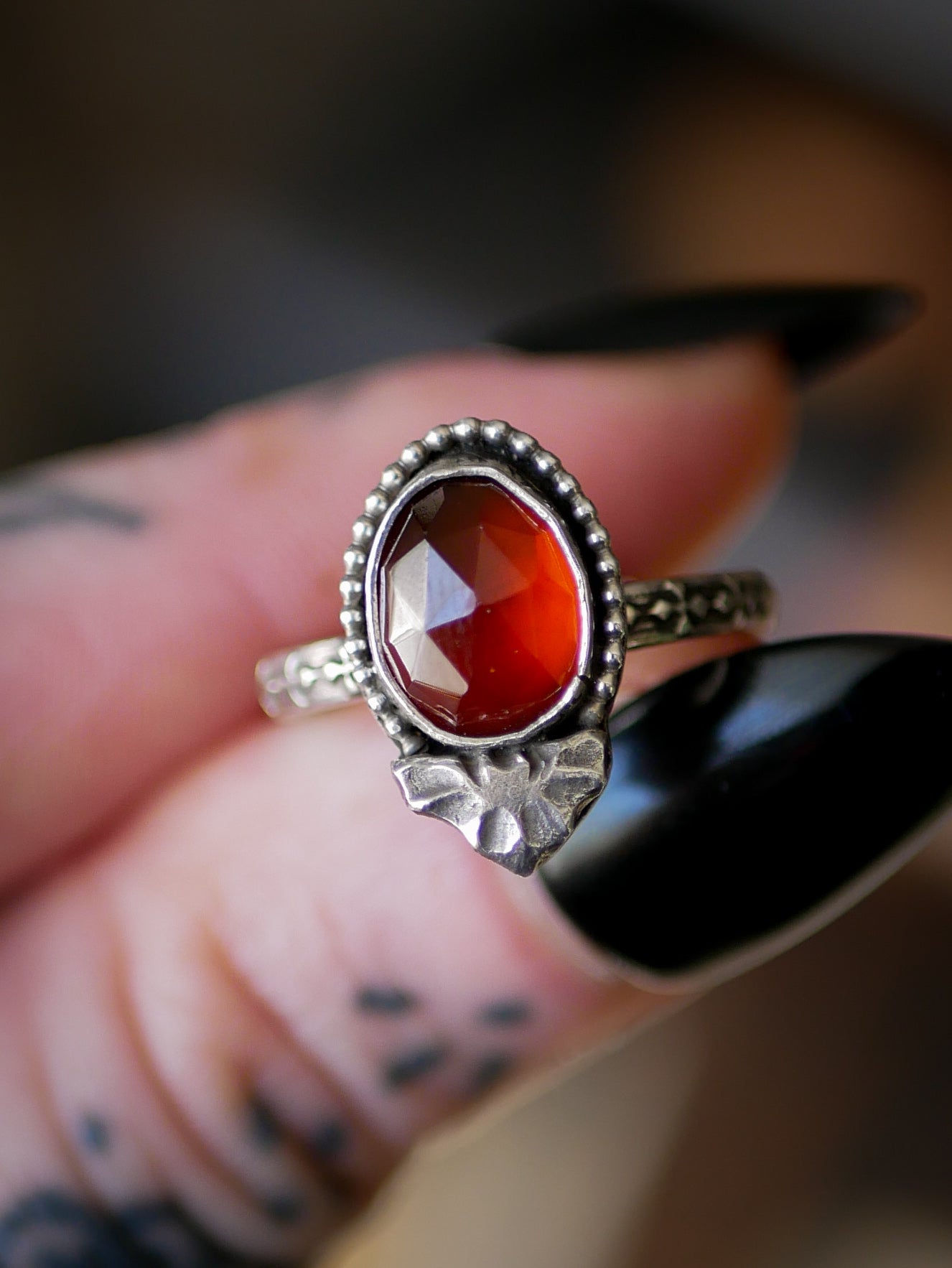 Transylvania - Bague en grenat Hessonite gemme facetté et argent, chauve-souris forgée