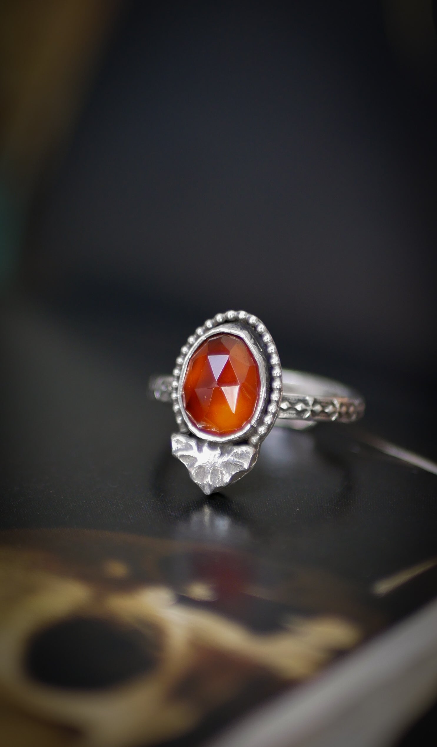 Transylvania - Bague en grenat Hessonite gemme facetté et argent, chauve-souris forgée