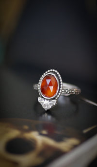 Transylvania - Bague en grenat Hessonite gemme facetté et argent, chauve-souris forgée