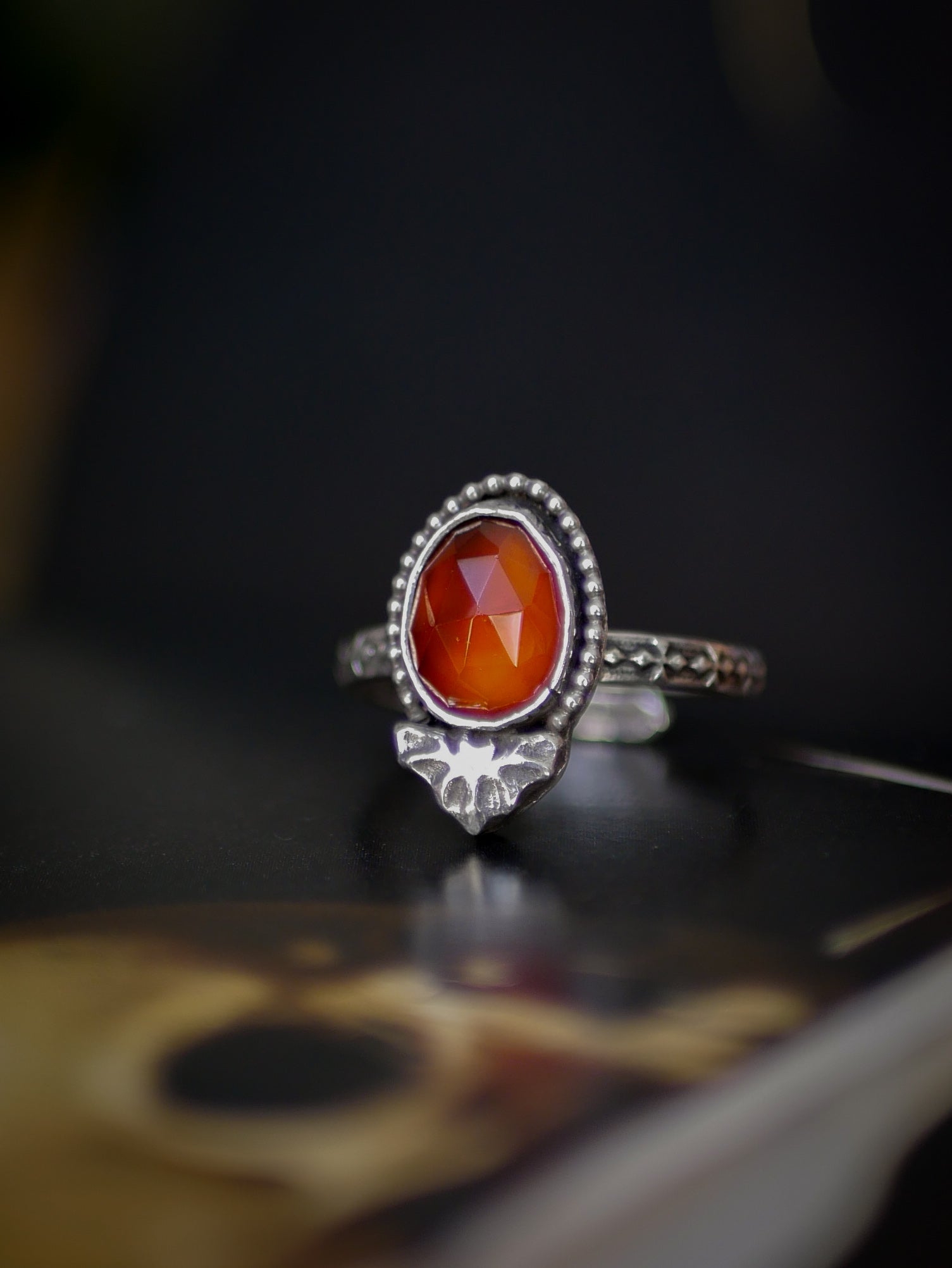 Transylvania - Bague en grenat Hessonite gemme facetté et argent, chauve-souris forgée