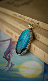 L'Amulette de Perthro - Pendentif en azurite shattuckite et argent, rune Perthro forgée au dos (Copie)