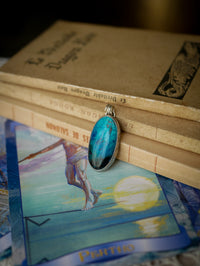 L'Amulette de Perthro - Pendentif en azurite shattuckite et argent, rune Perthro forgée au dos (Copie)