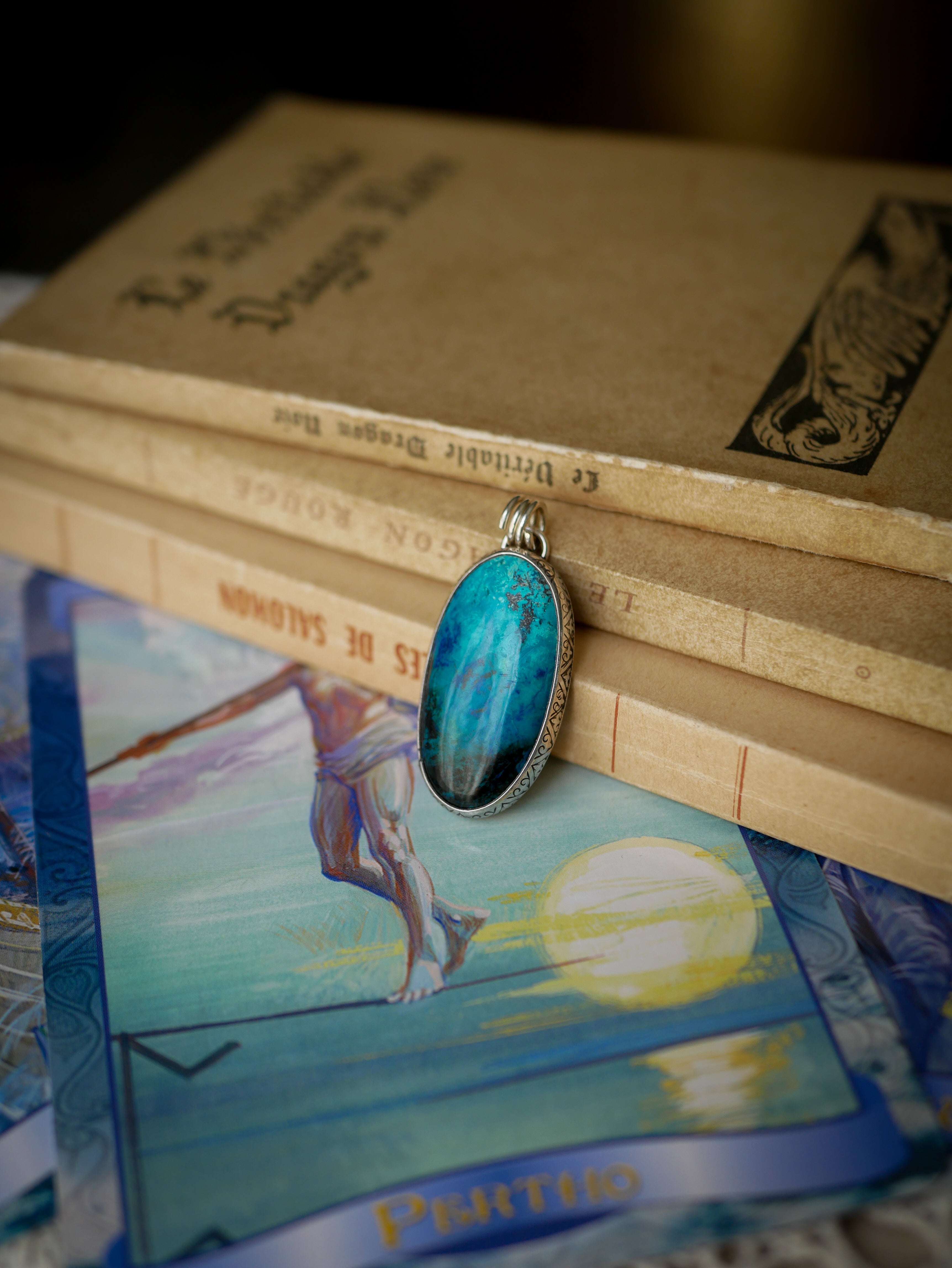 L'Amulette de Perthro - Pendentif en azurite shattuckite et argent, rune Perthro forgée au dos (Copie)