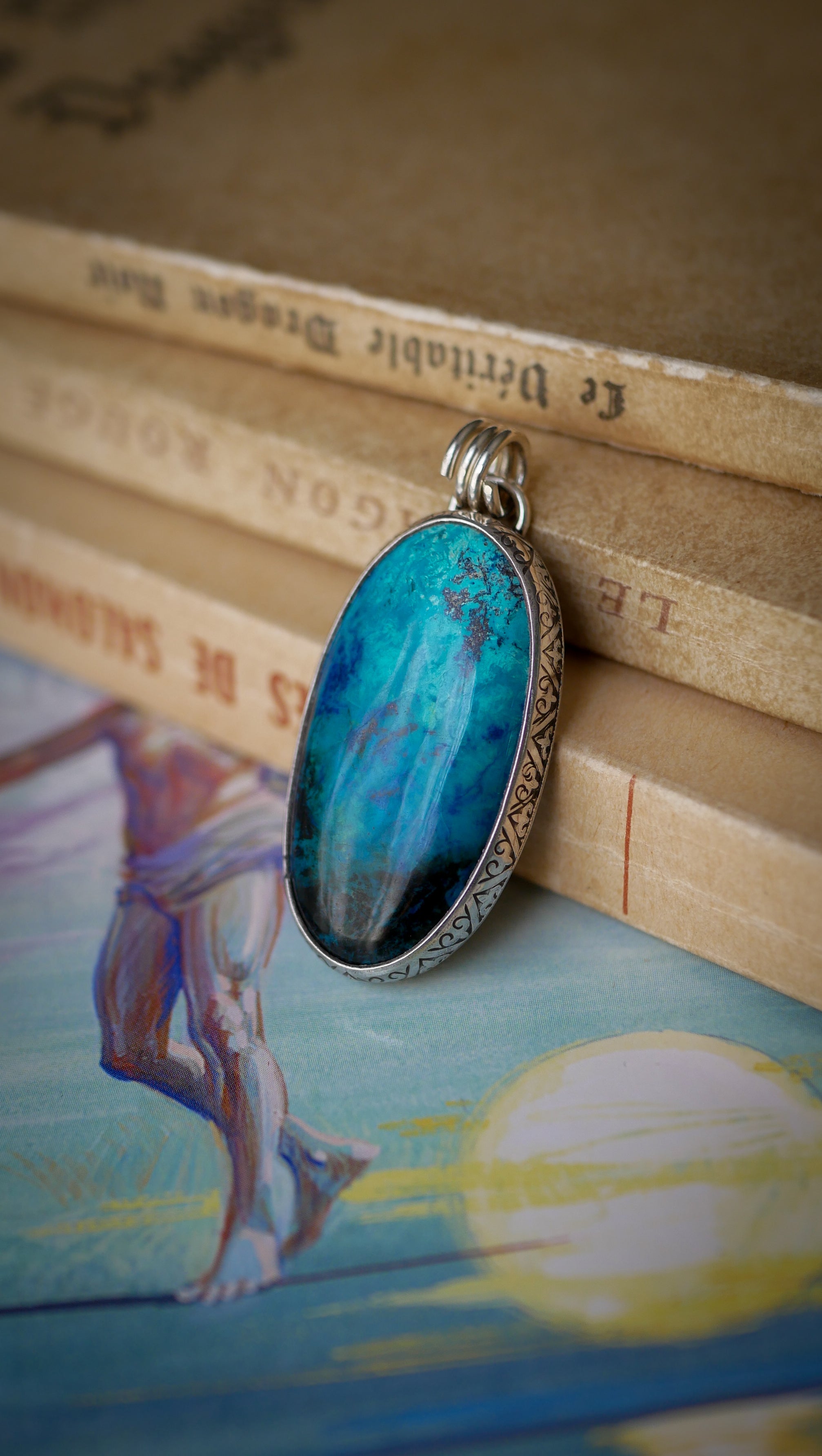 L'Amulette de Perthro - Pendentif en azurite shattuckite et argent, rune Perthro forgée au dos (Copie)