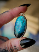 L'Amulette de Perthro - Pendentif en azurite shattuckite et argent, rune Perthro forgée au dos (Copie)