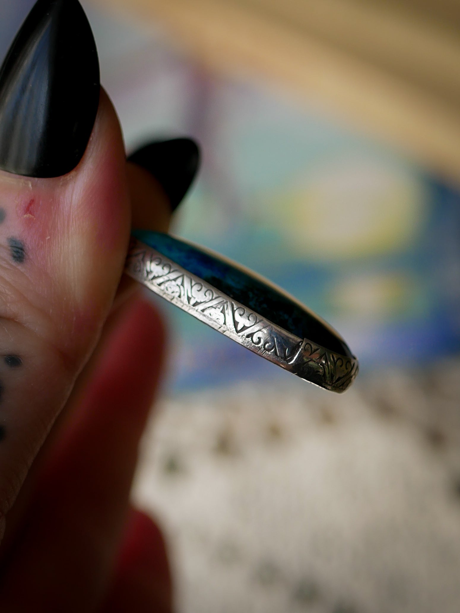 L'Amulette de Perthro - Pendentif en azurite shattuckite et argent, rune Perthro forgée au dos (Copie)