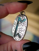 L'Amulette de Perthro - Pendentif en azurite shattuckite et argent, rune Perthro forgée au dos (Copie)