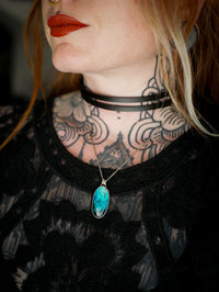 L'Amulette de Perthro - Pendentif en azurite shattuckite et argent, rune Perthro forgée au dos (Copie)