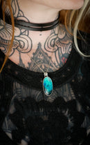 L'Amulette de Perthro - Pendentif en azurite shattuckite et argent, rune Perthro forgée au dos (Copie)