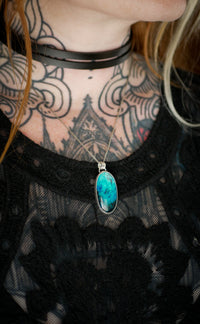 L'Amulette de Perthro - Pendentif en azurite shattuckite et argent, rune Perthro forgée au dos (Copie)