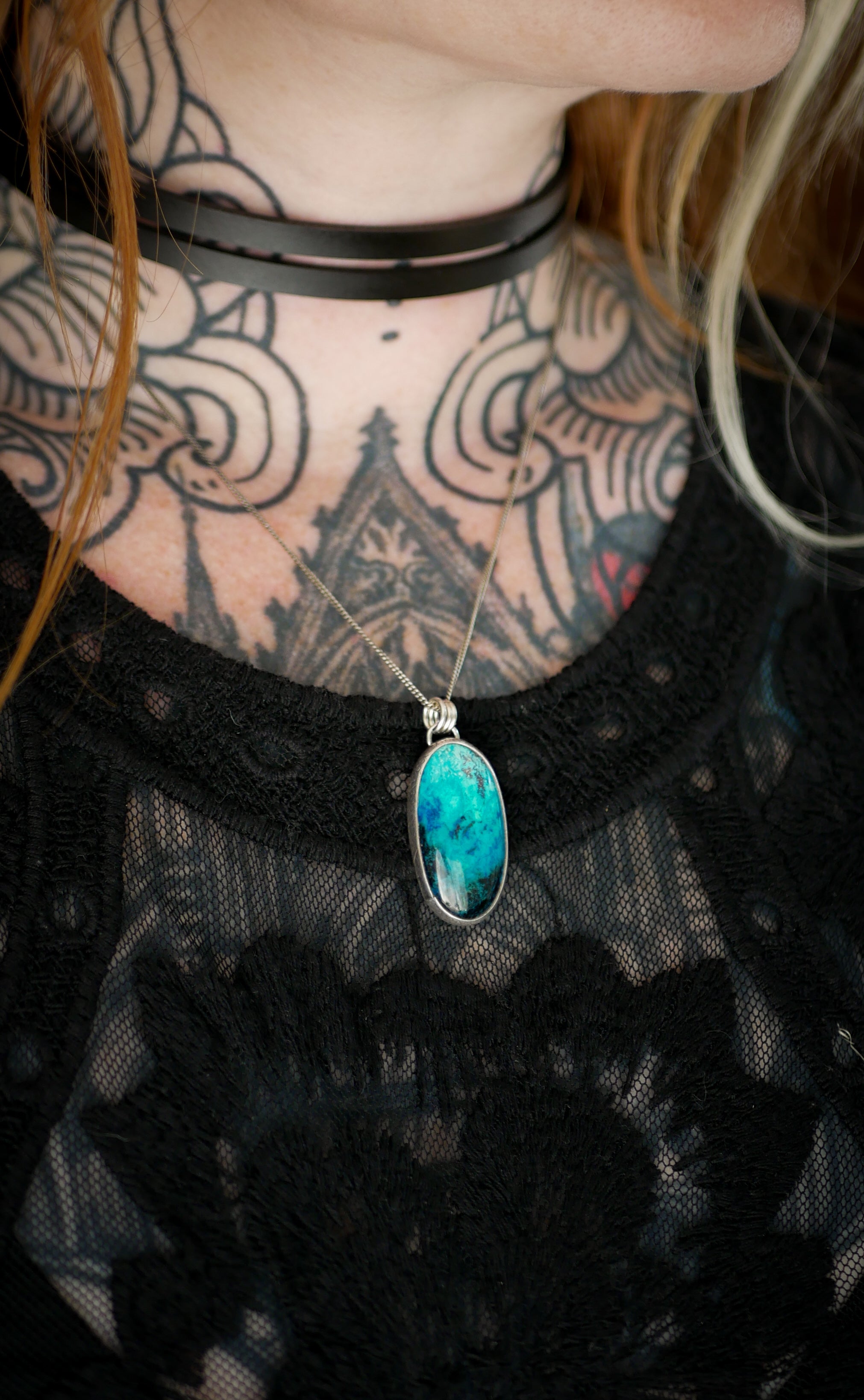 L'Amulette de Perthro - Pendentif en azurite shattuckite et argent, rune Perthro forgée au dos (Copie)