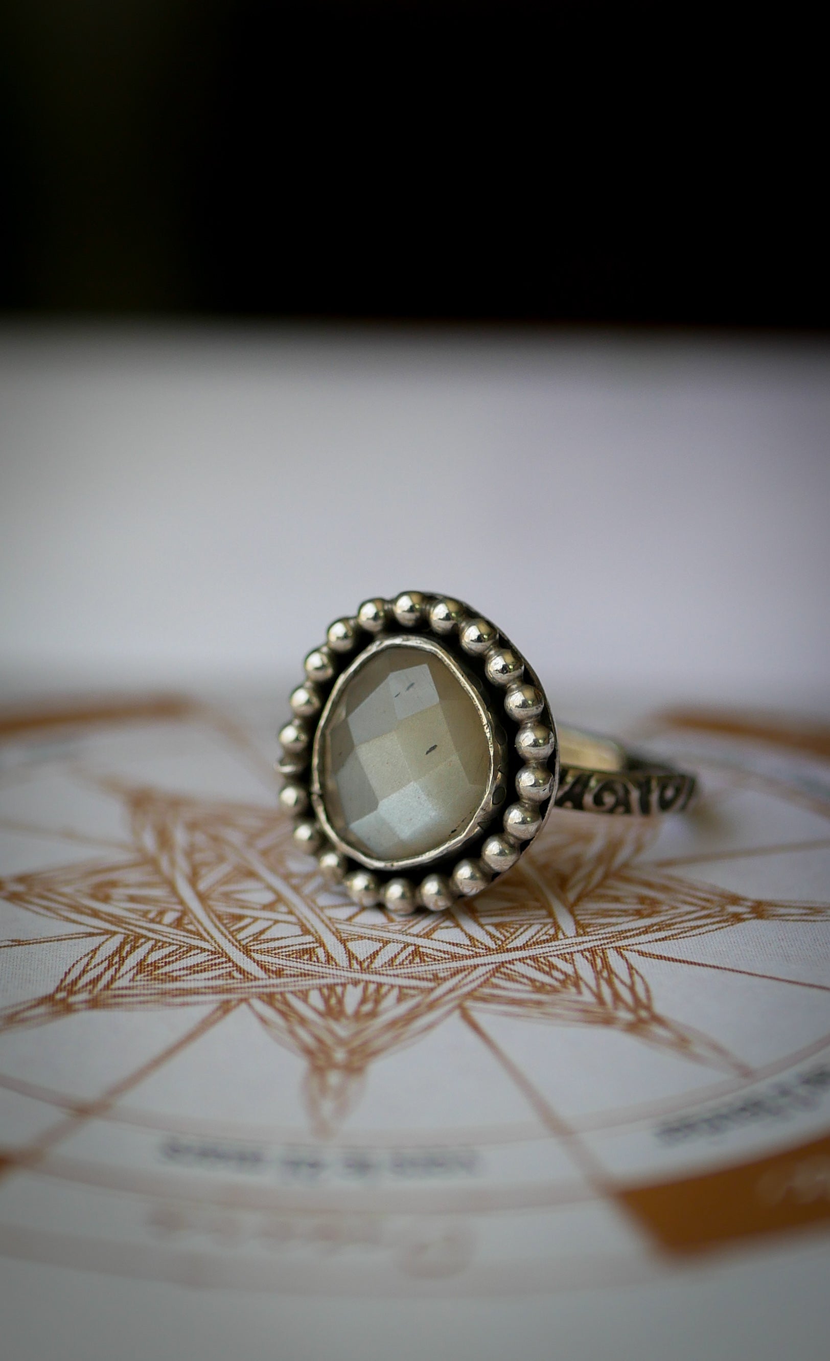 Moon Witch - Bague en pierre de lune grise facettée et argent