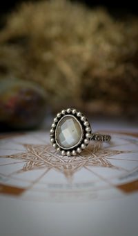 Moon Witch - Bague en pierre de lune grise facettée et argent
