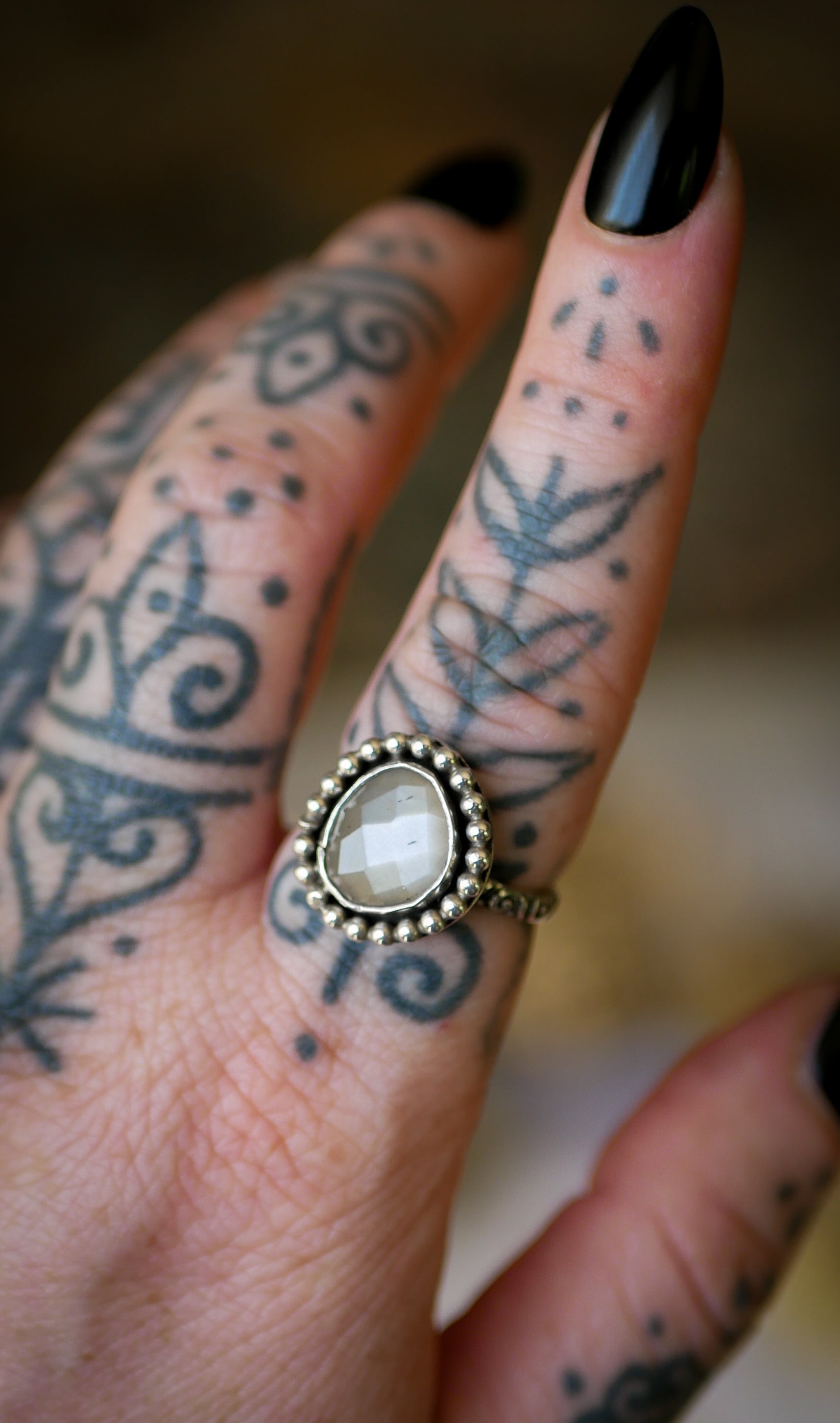 Moon Witch - Bague en pierre de lune grise facettée et argent