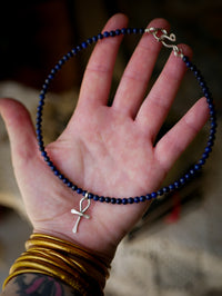 Ankh - Ras-de-cou en perles de lapis lazuli, argent et ankh forgé