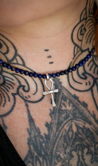 Ankh - Ras-de-cou en perles de lapis lazuli, argent et ankh forgé
