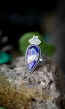 Le Présage - Bague en dahlia violet et argent, papillon frappé