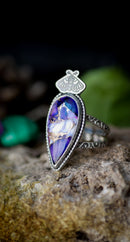 Le Présage - Bague en dahlia violet et argent, papillon frappé
