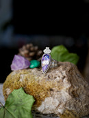 Le Présage - Bague en dahlia violet et argent, papillon frappé