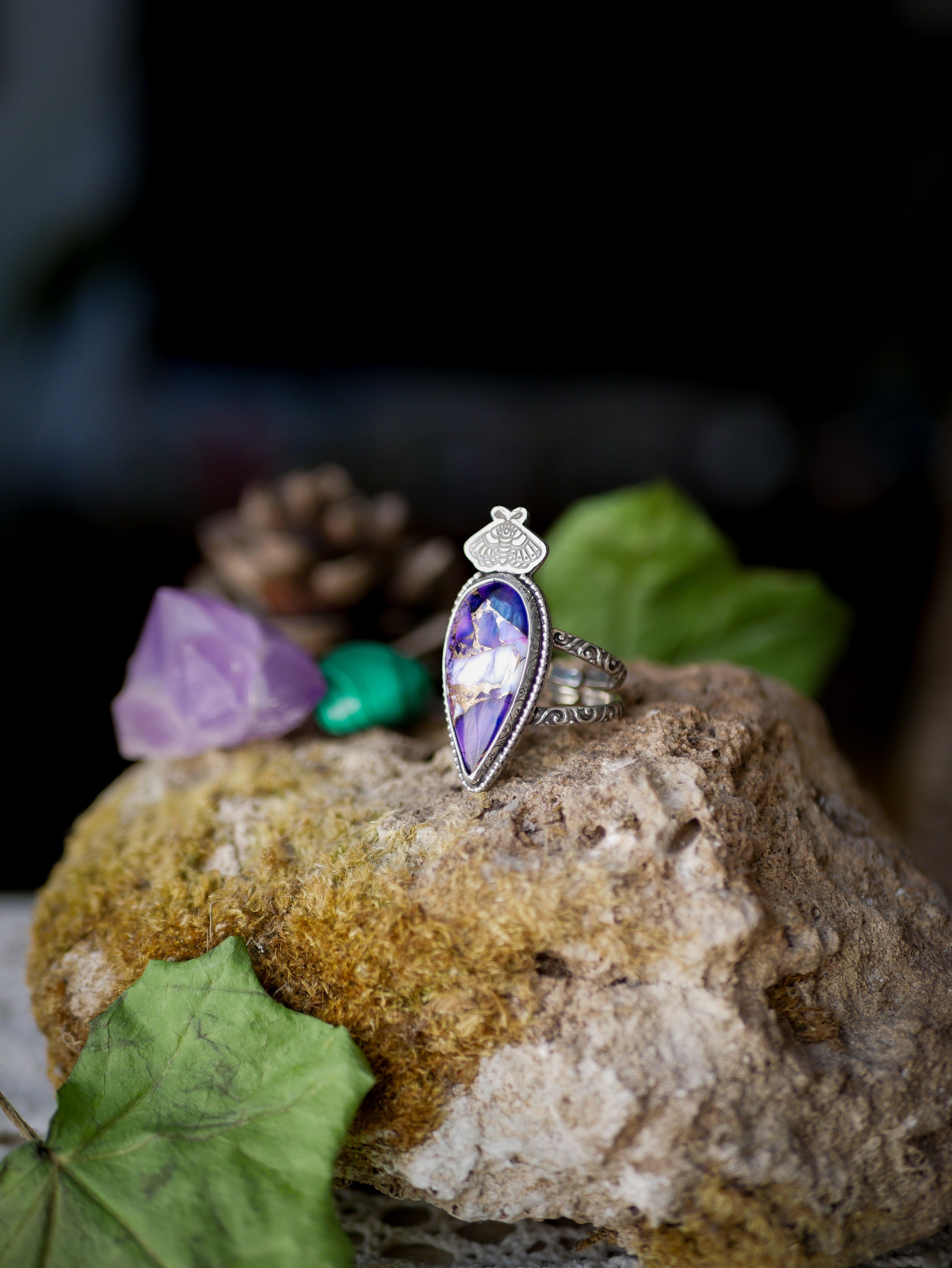 Le Présage - Bague en dahlia violet et argent, papillon frappé
