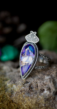 Le Présage - Bague en dahlia violet et argent, papillon frappé