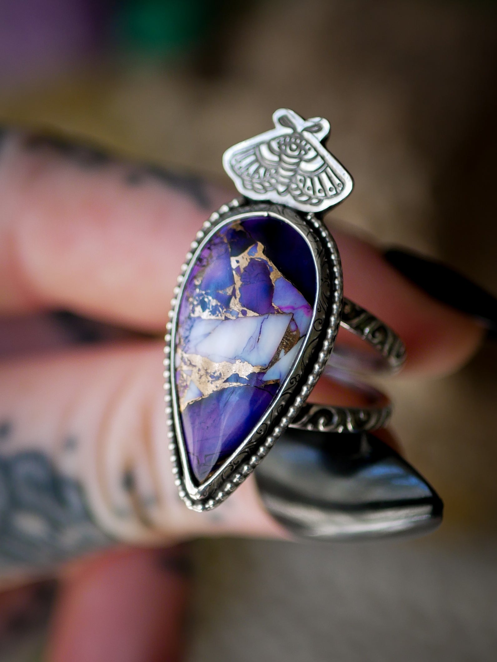 Le Présage - Bague en dahlia violet et argent, papillon frappé