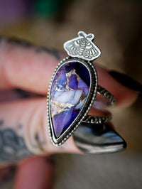 Le Présage - Bague en dahlia violet et argent, papillon frappé