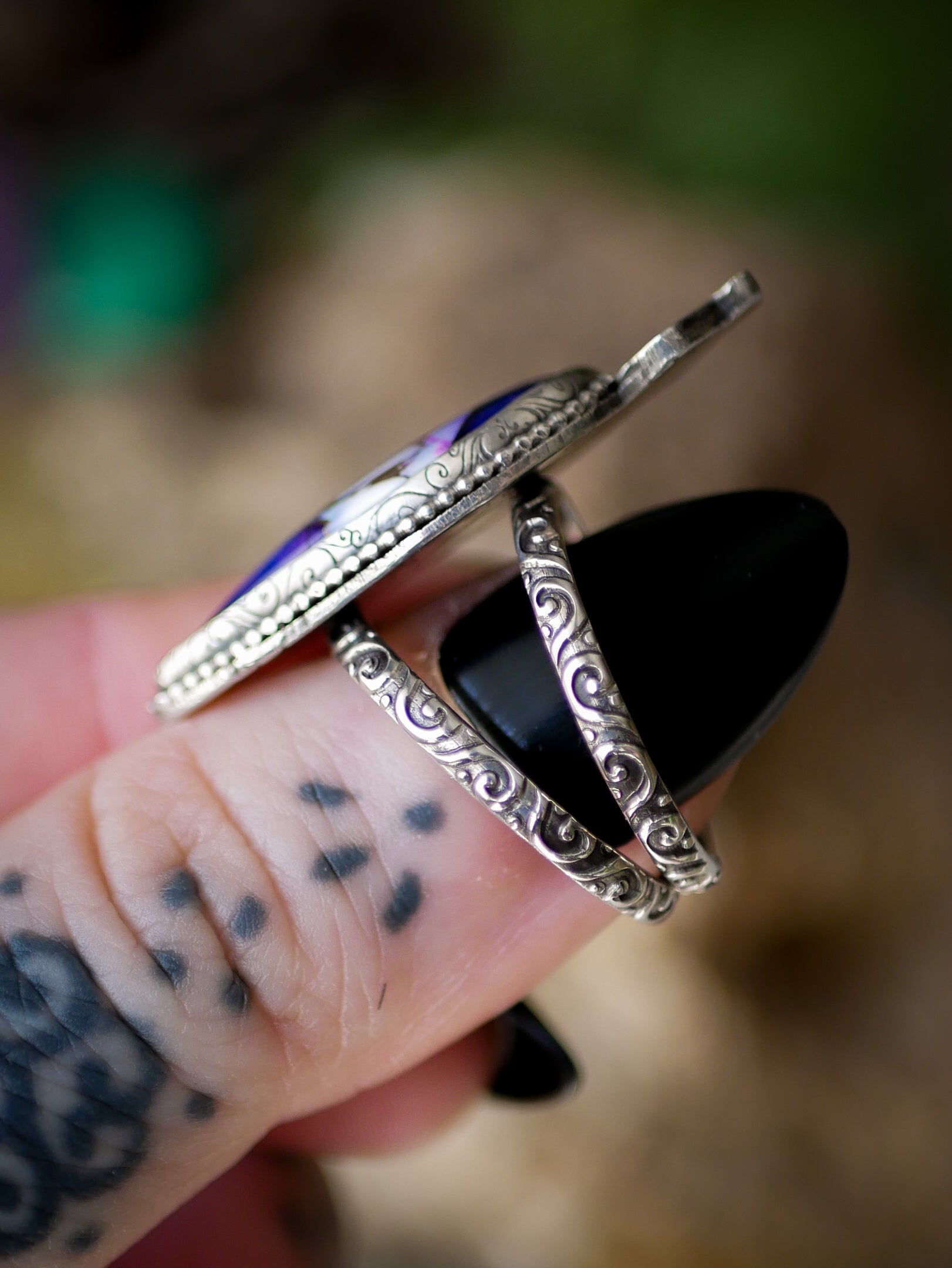 Le Présage - Bague en dahlia violet et argent, papillon frappé