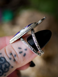 Le Présage - Bague en dahlia violet et argent, papillon frappé