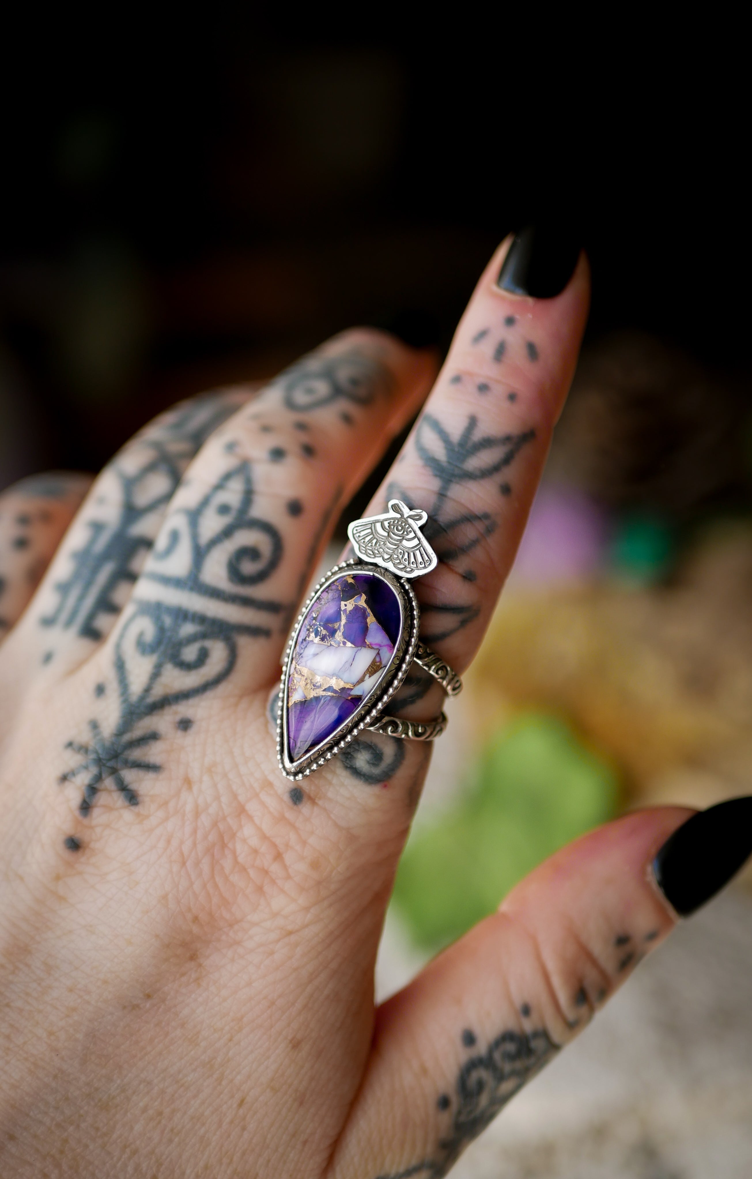 Le Présage - Bague en dahlia violet et argent, papillon frappé