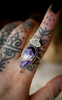Le Présage - Bague en dahlia violet et argent, papillon frappé