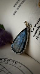 L'Amulette de Tiwaz - Pendentif en larvikite feldspath et argent, rune Tiwaz forgée en cuivre au dos