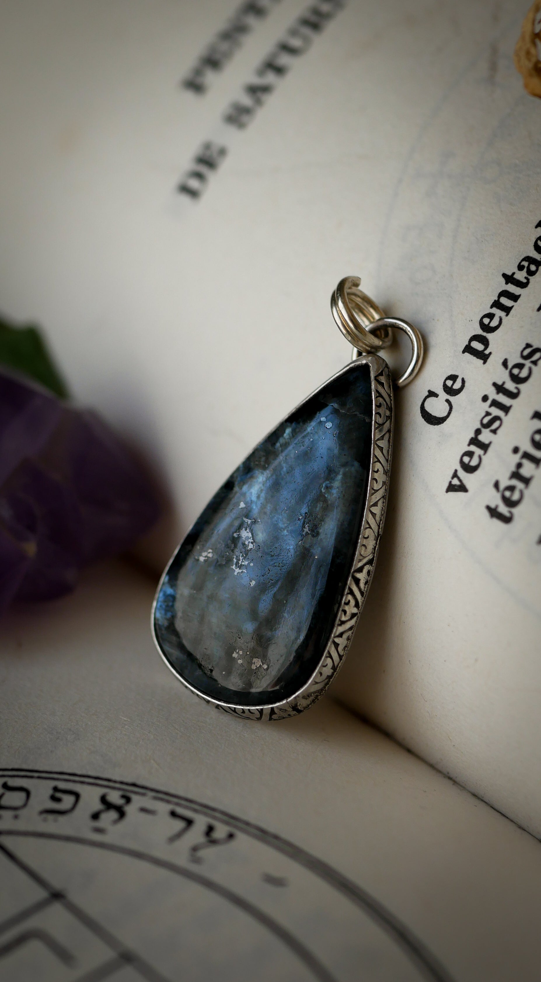 L'Amulette de Tiwaz - Pendentif en larvikite feldspath et argent, rune Tiwaz forgée en cuivre au dos