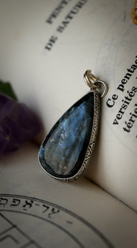 L'Amulette de Tiwaz - Pendentif en larvikite feldspath et argent, rune Tiwaz forgée en cuivre au dos