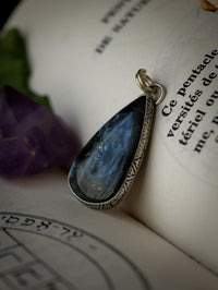 L'Amulette de Tiwaz - Pendentif en larvikite feldspath et argent, rune Tiwaz forgée en cuivre au dos