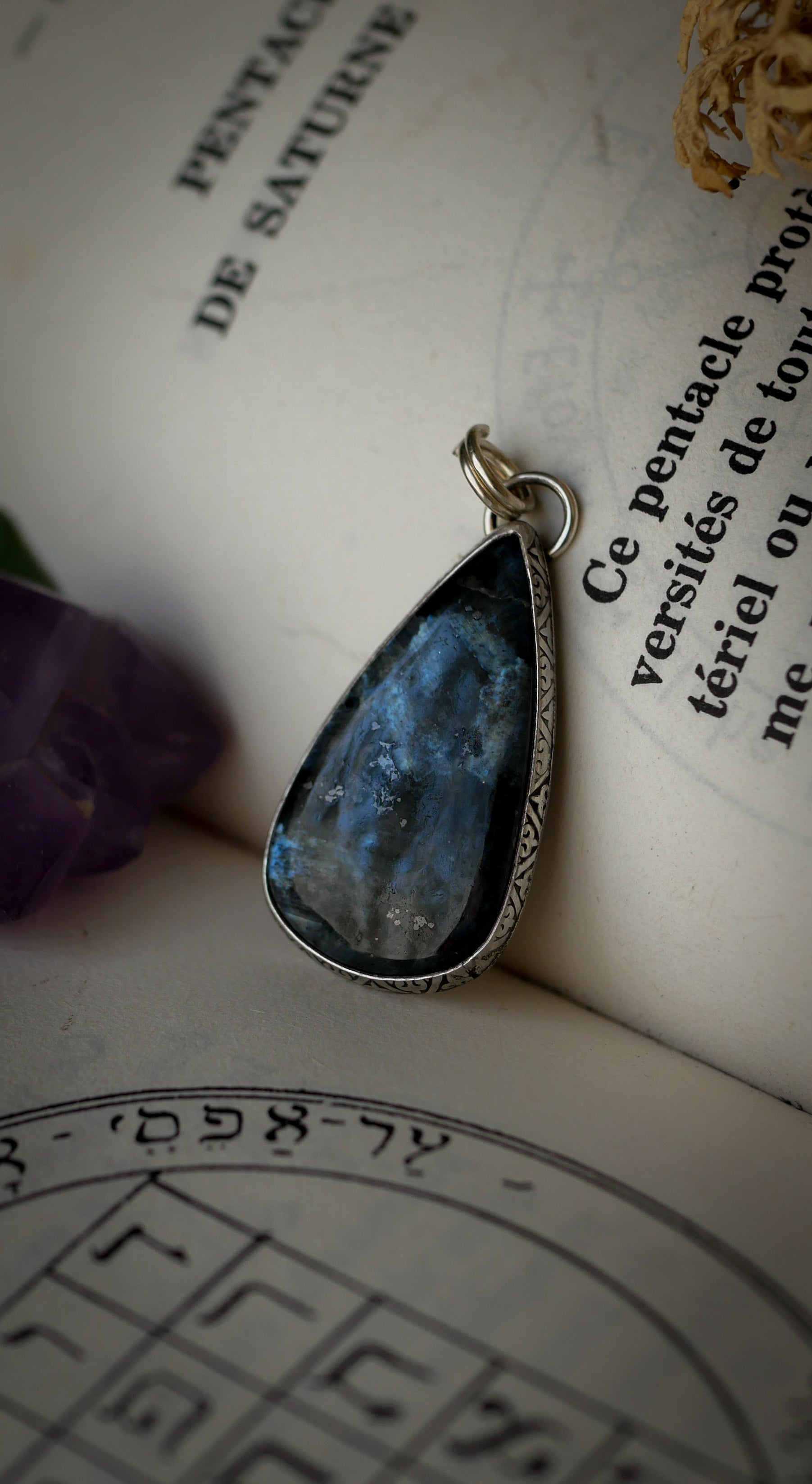 L'Amulette de Tiwaz - Pendentif en larvikite feldspath et argent, rune Tiwaz forgée en cuivre au dos