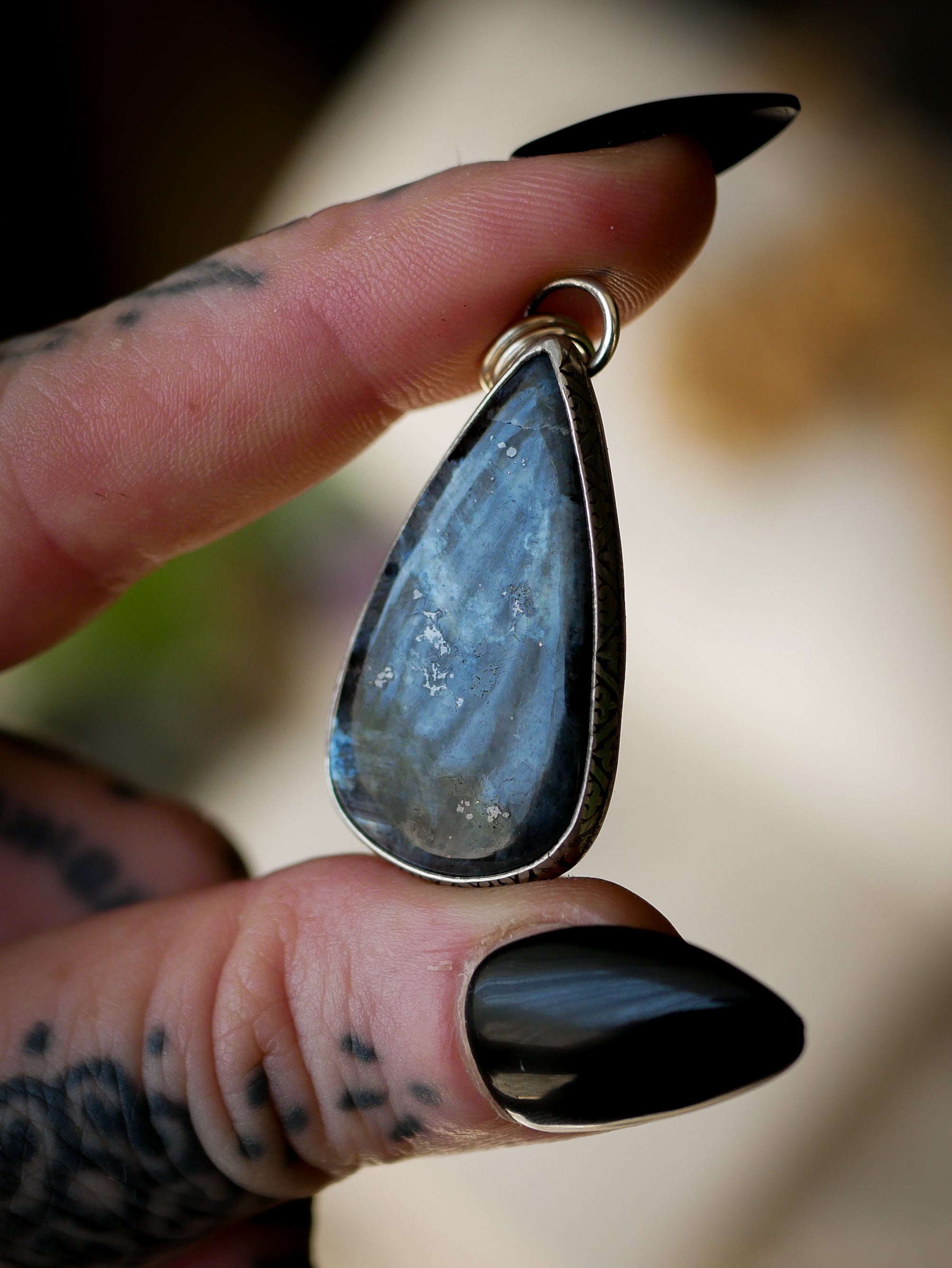 L'Amulette de Tiwaz - Pendentif en larvikite feldspath et argent, rune Tiwaz forgée en cuivre au dos