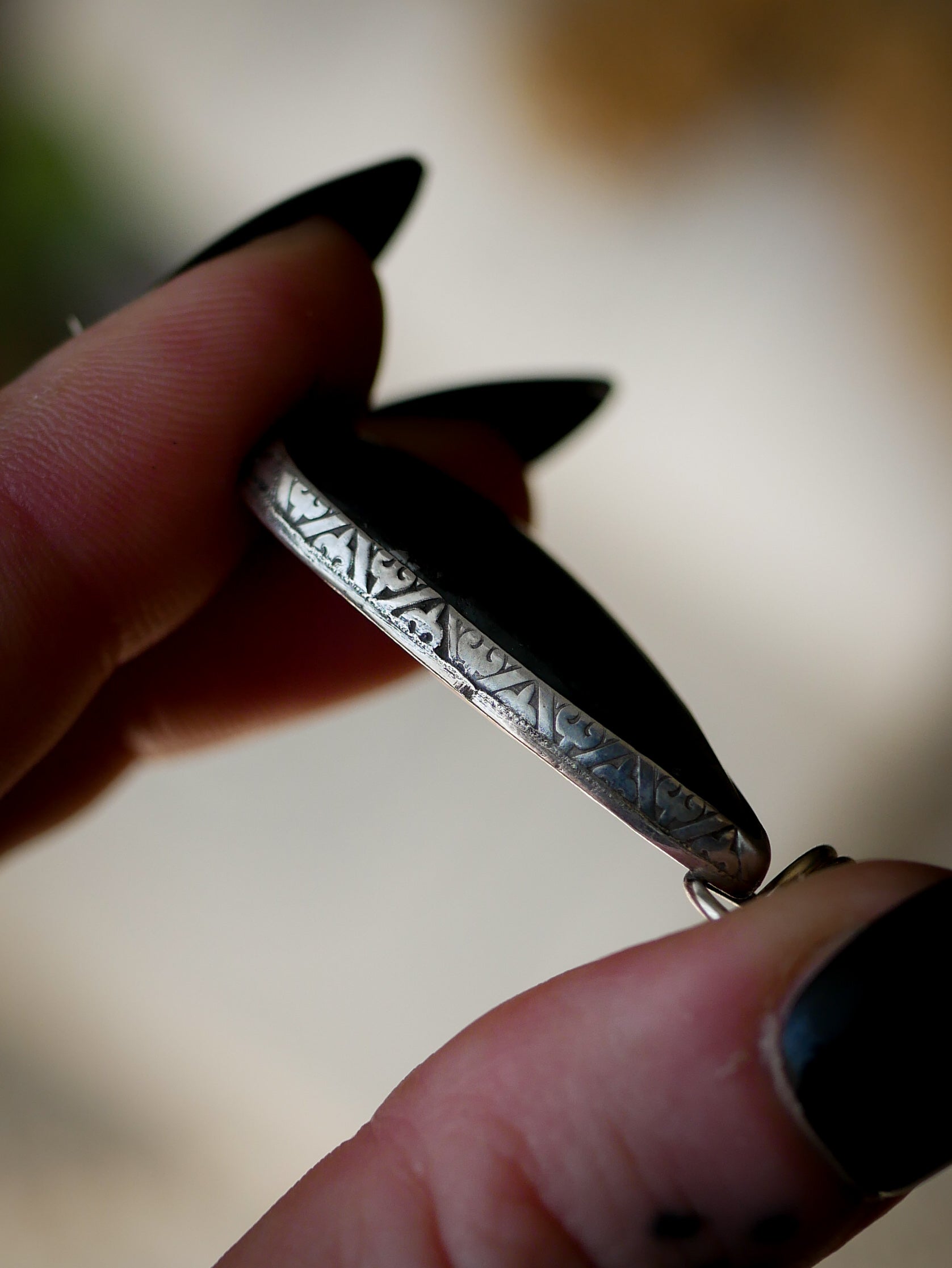 L'Amulette de Tiwaz - Pendentif en larvikite feldspath et argent, rune Tiwaz forgée en cuivre au dos