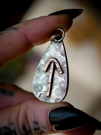 L'Amulette de Tiwaz - Pendentif en larvikite feldspath et argent, rune Tiwaz forgée en cuivre au dos